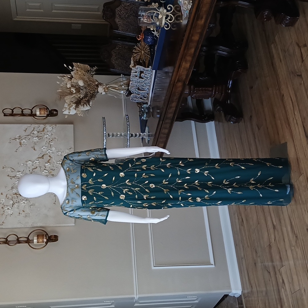 New Papell Studio Green Beaded Floor-Length Evening Formal Gown. Size 8 - Picture 10 of 17